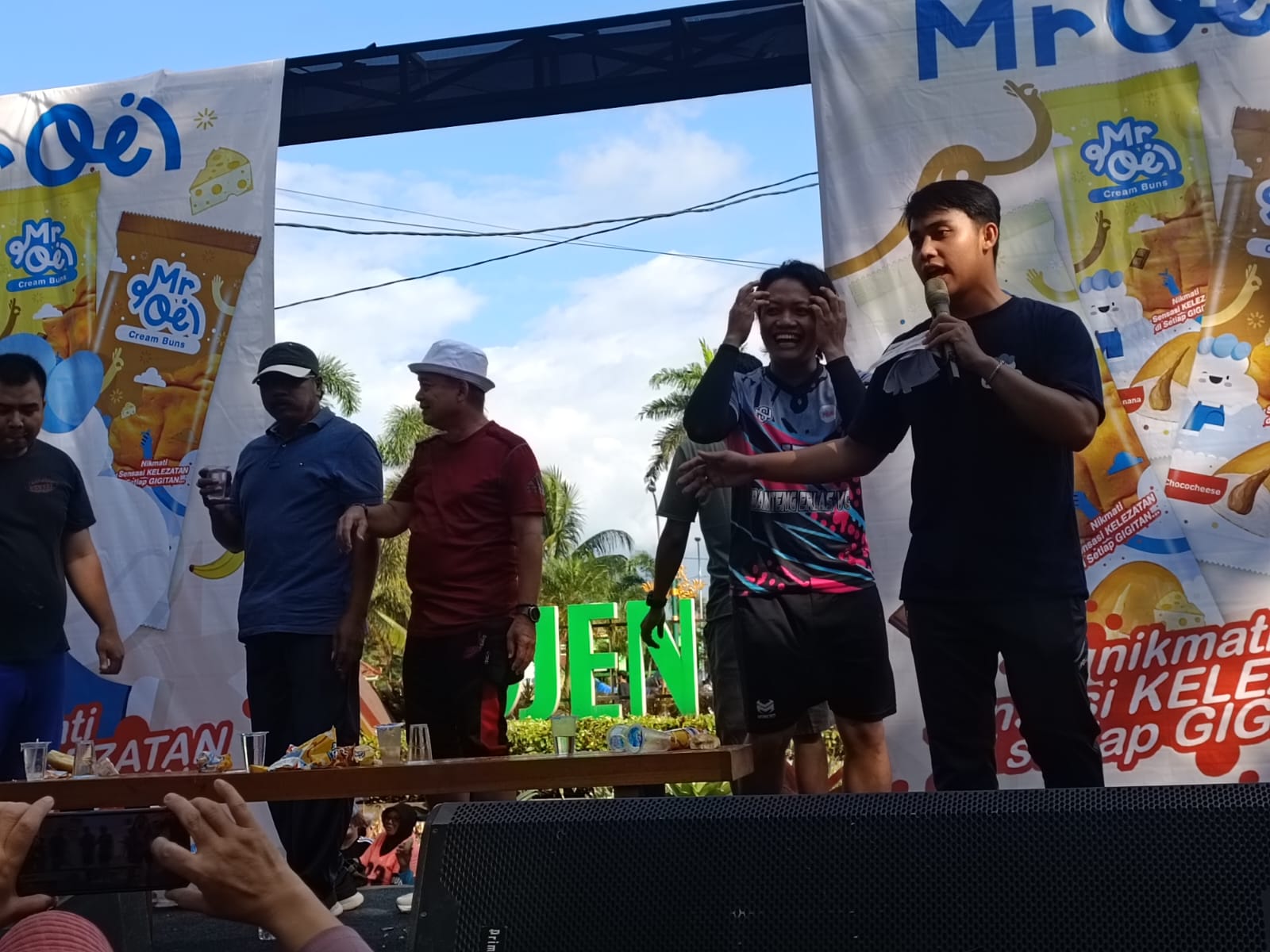 Pengunjung CFD Ijen mengikuti lomba makan roti Mr.Oei.