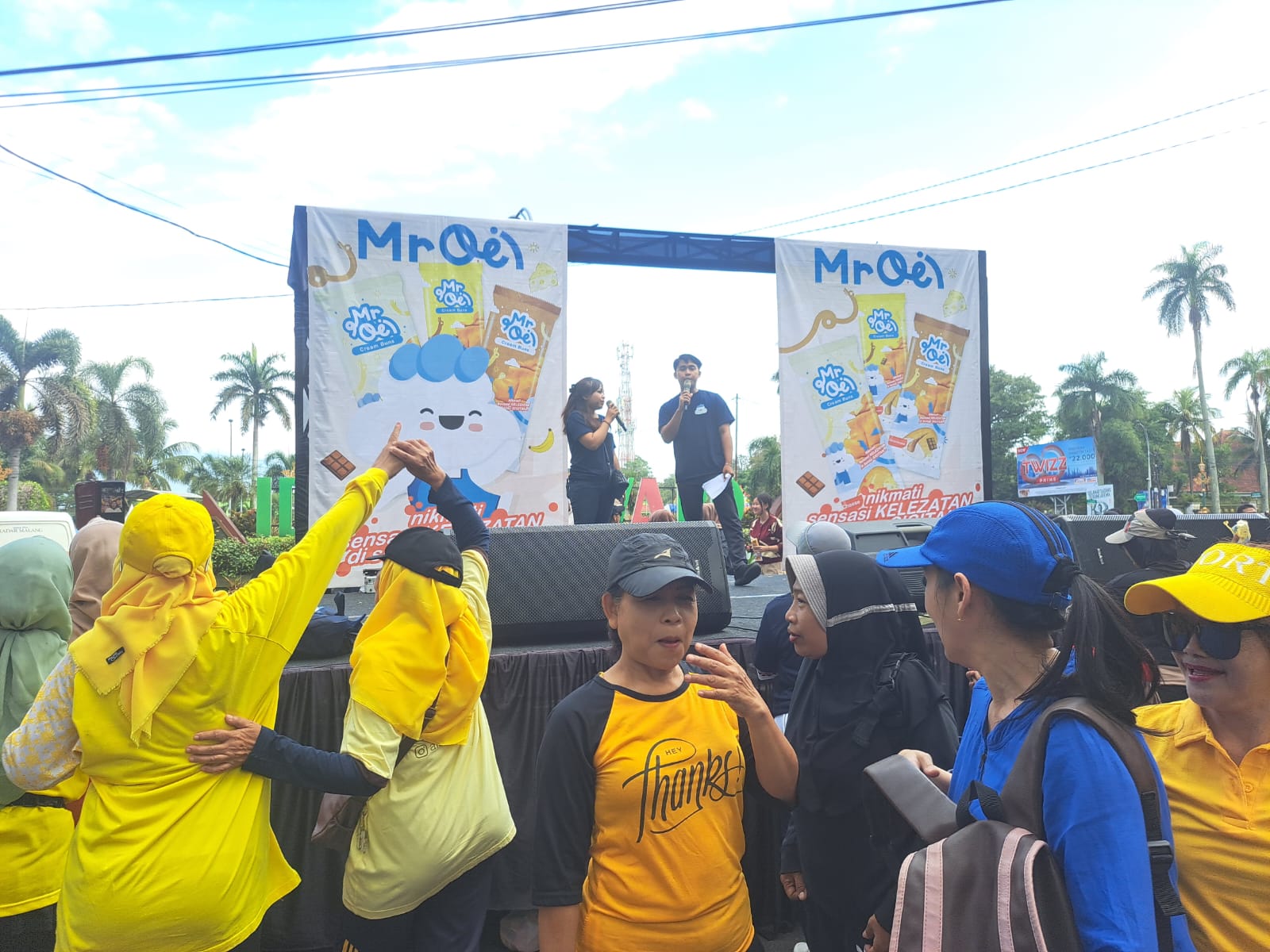 Pengunjung CFD Ijen antusias acara dari Tiroti yang mengenalkan produk baru, Mr. Oei kemarin.
