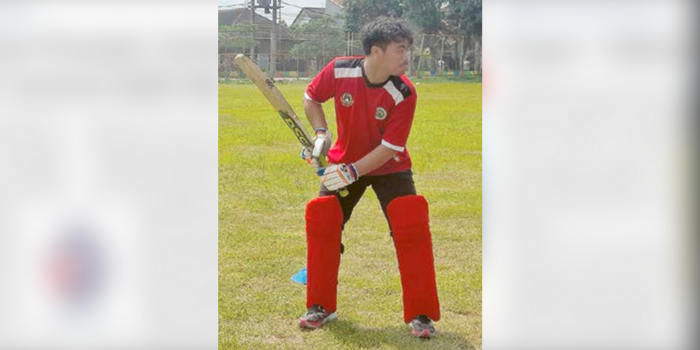 SULIT REGENERASI: Atlet Kriket Kota Malang berlatih di Lapangan Sanansari, Kecamatan Blimbing, pekan lalu.