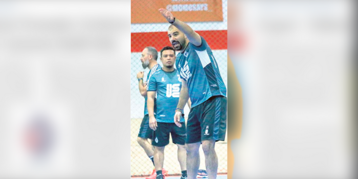 ANTI JEMAWA: Pelatih Kepala Unggul FC Malang Joao Almeida memberikan instruksi dalam sesi latihan di Unggul Sports Center, kemarin.