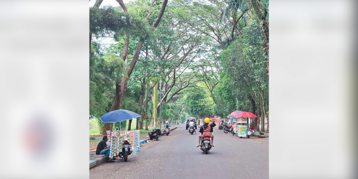 DEMI KEAMANAN: Beberapa PKL berjualan di sisi selatan Stadion Kanjuruhan kemarin. Area tersebut harus steril ketika laga Arema FC vs Persik Kediri berlangsung nanti sore.