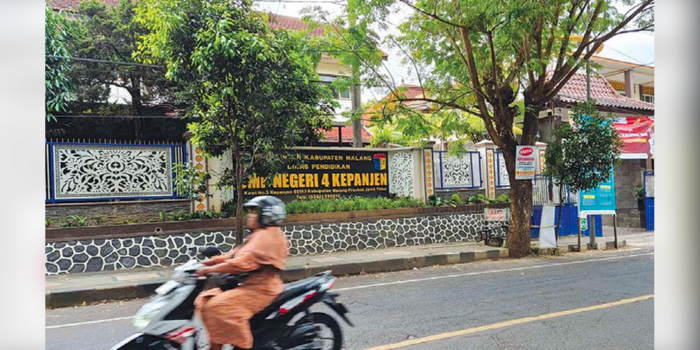 PERBAIKI KUALITAS: Seorang pengendara melintas di depan SMPN 4 Kepanjen. Sekolah tersebut masuk daftar calon sekolah unggulan.