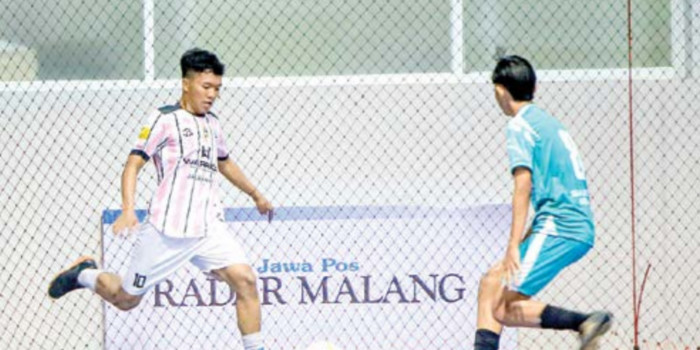 LANGSUNG MENANG: Pemain Warrior (kiri) berusaha melewati penggawa AFR Futsal Club dalam laga USC Futsal League U-16 di Unggul Sports Center, Jumat lalu (9/5). 
