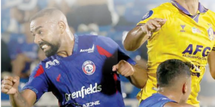 HARUS BERBENAH: Dalberto Luan Belo (kiri) dan Dendi Santoso berjibaku berebut bola dengan center back Persik Kiko dalam laga BRI Liga 1 pekan ke-32, kemarin.