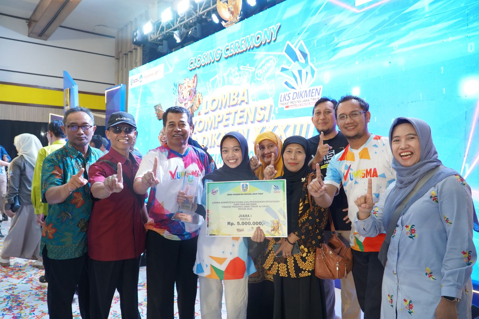 APRESIASI: Kepala SMKN 5 Malang Budi Purwanto SPd MM (tiga dari kiri) dengan guru pembimbing lomba dan siswa Juara LKS Jatim, April lalu.