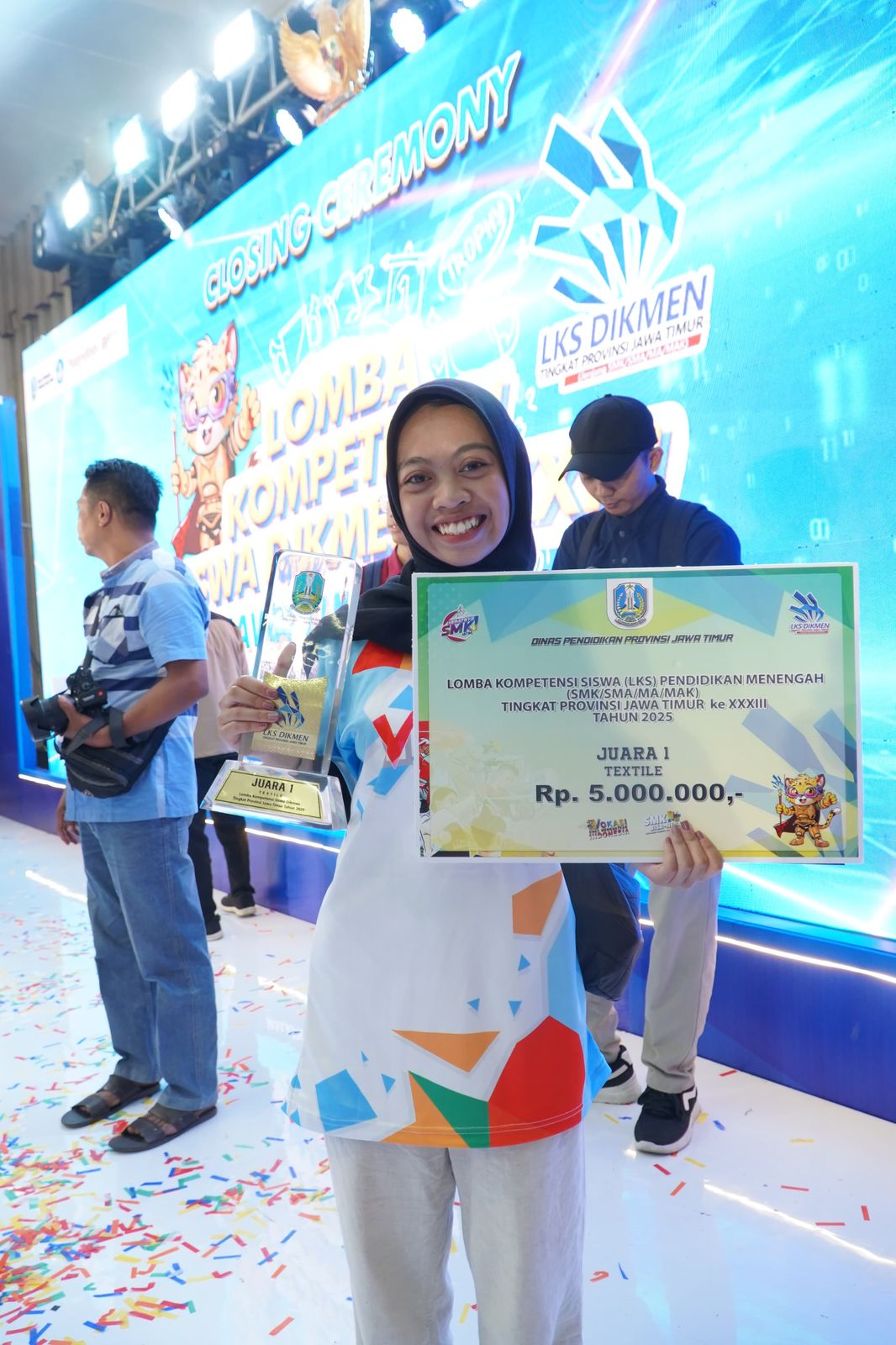 BIKIN BANGGA: Juara 1 Bidang Lomba Tekstil LKS Provinsi Jatim Sasa Rossika Indah dari SMKN 5 Malang.