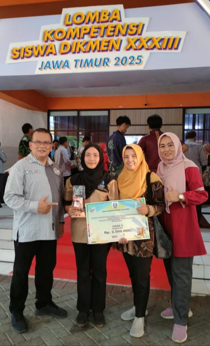MBOIS: Kepala SMKN 7 Malang Suprijana SPd (kiri) dengan guru pembimbing lomba dan siswa Juara 3 bidang lomba Chemistry LKS Provinsi Jatim Aldytha Christine Setya.