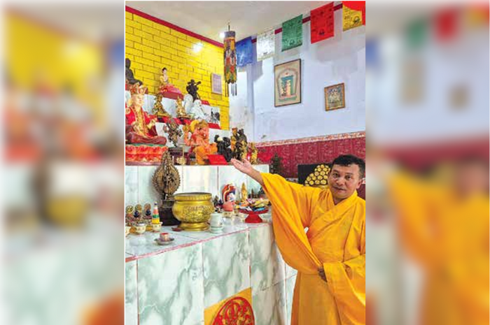 Pengurus Vihara Arga Pura di Desa Kebobang, Kecamatan Wonosari memperlihatkan altar perayaan Hari Raya Waisak. Ritual perayaan Waisak kali ini terasa lebih spesial. (AKHMAD RIYADH /RADAR KANJURUHAN)