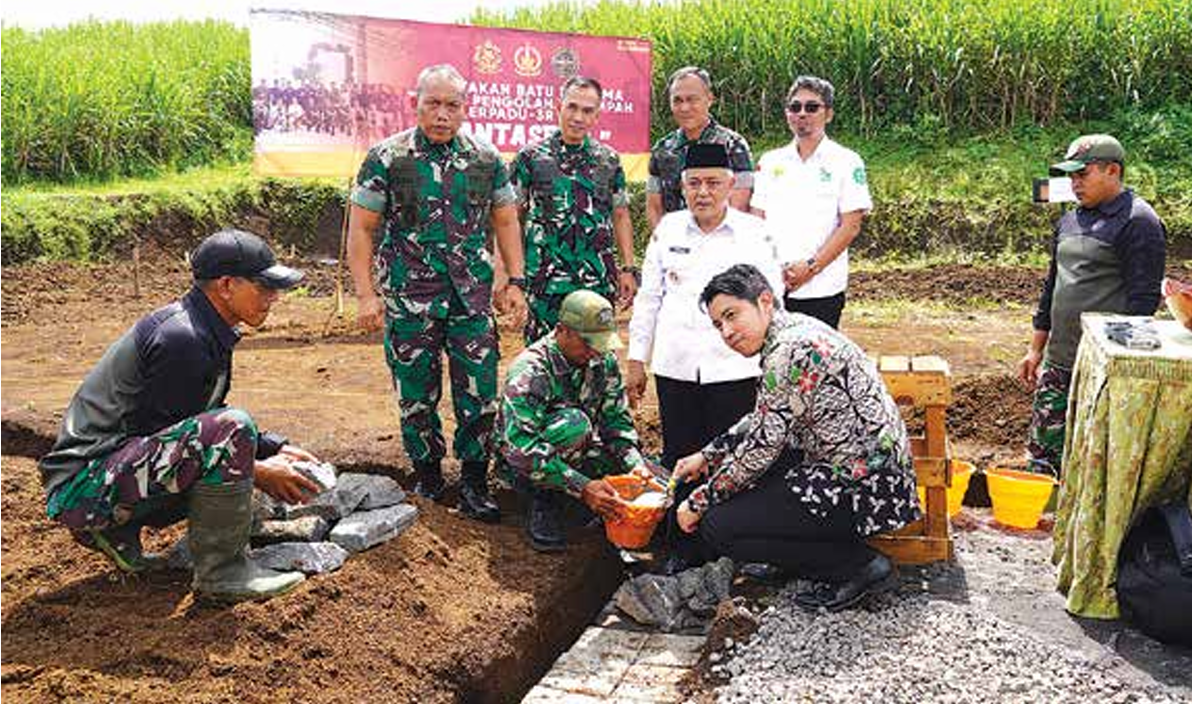 kepala DLh kabupaten Malang Ahmad Dzulfikar Nurrahman (duduk kanan) mendampingi ayahnya, Bupati Malang H M. Sanusi dalam peletakan batu pertama pembangunan TPST3R. (DIVIF 2 KOSTRAD)