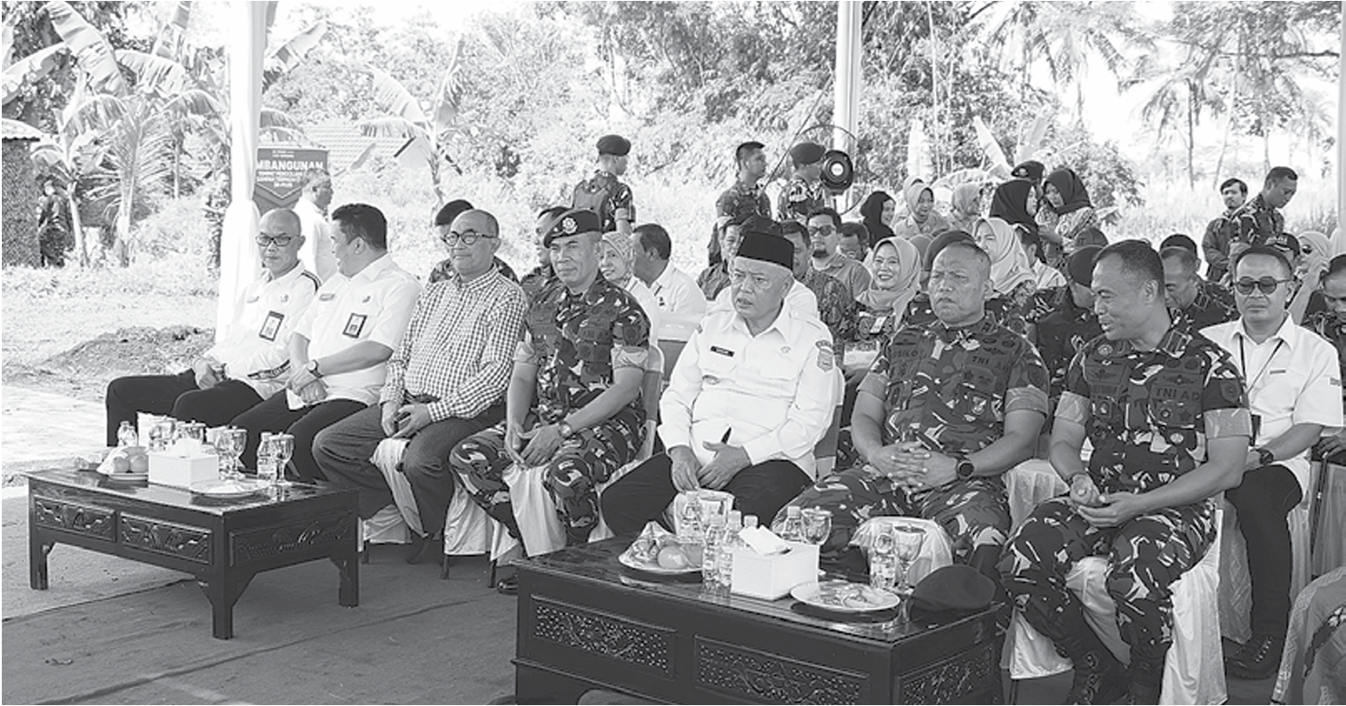 KOLABORASI: Pangdivif 2 kostrad Mayjen TNI Susilo (dua dari kanan) bersama rombongan pejabat Pemkab Malang. (DIVIF 2 KOSTRAD FOR RADAR KANJURUHAN)