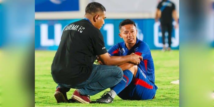 YAKIN BANGKIT: Sekretaris Tim Arema FC Rahmat Taufiq mencoba menenangkan Dendi Santoso yang tertunduk lesu pascalaga, kemarin sore (11/5).