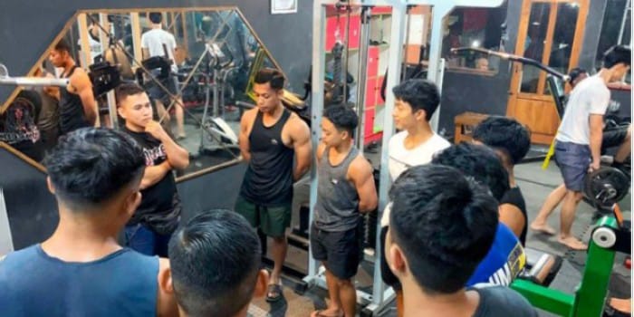 DIUNDANG DEDDY CORBUZIER: Pelatih Binaraga Kabupaten Malang Indra Khusnul (kiri) melakukan briefing bersama atlet-atletnya, beberapa hari lalu.