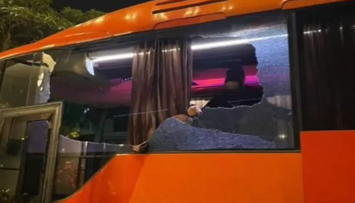 Bus Persik Kediri dilempari batu hingga pecah kaca. (ze valente)