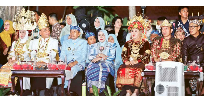 HANGAT: Wali Kota Malang Wahyu Hidayat (baju biru) didampingi Ketua TP PKK Kota Malang Hanik Andriani Wahyu Hidayat bersama dengan perwakilan dari 98 anggota Apeksi.