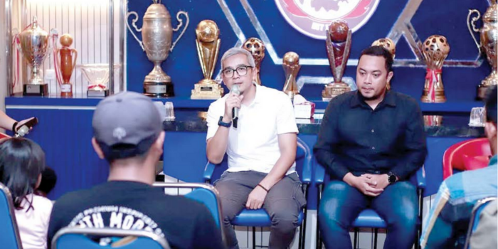 TUGAS GANDA: General Manager Arema FC Yusrinal Fitriandi (kiri) menyampaikan pemaparan ke keluarga korban tragedi Kanjurahan, beberapa waktu lalu.
