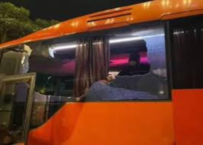 Bus Persik Kediri dilempari batu oleh oknum supporter. (Radar Kediri)