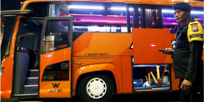 INSIDEN: Bus pengangkut ofisial dan pemain Persik Kediri mampir ke Grand Miami Hotel Kepanjen setelah sempat dilempar batu pada Minggu malam (11/5).