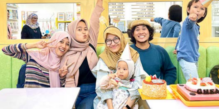 KOMPAK : Ghea Safferina Adany (tengah) bersama sang suami, M. Luqman Hanif (mengenakan topi), dua anak, dan dua pegawainya di Wuffyspace.