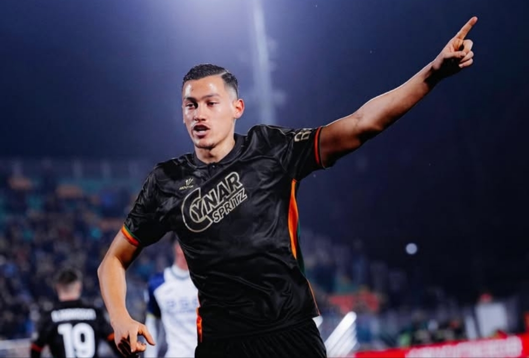 TERBAIK: Jay Idzes sukses melepaskan Venezia dari jerat degradasi. Kapten Timnas Indonesia ini mampu memberikan performa terbaik saat laga melawan Fiorentina tadi malam (12/5).