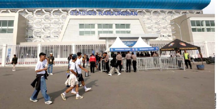 LANGKAH TEGAS: Suasana luar Stadion Kanjuruhan jelang laga Arema FC melawan Persik Kediri pada Minggu (11/5).