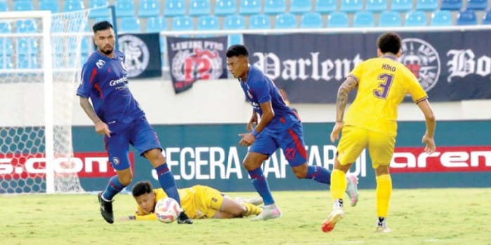 DIRUGIKAN: Dedik Setiawan (tengah) berusaha menggiring bola dalam laga BRI Liga 1 pekan ke32 di Stadion Kanjuruhan pada Minggu (11/5).