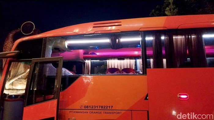 Penampilan bus Persik Kediri usai dilempari batu oleh oknum supporter Aremania di Stadion Kanjuruhan. (M. Bagus Ibrahim/ detikJatim)