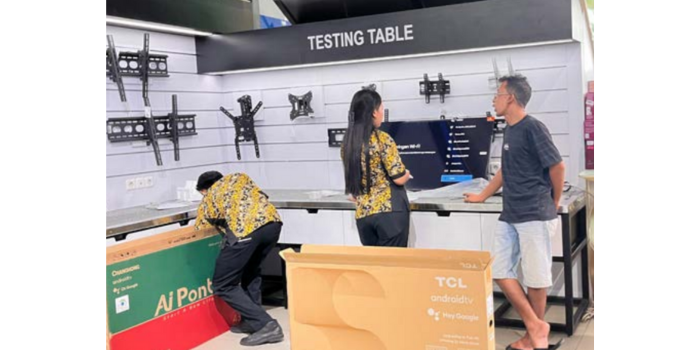 INCAR HARGA MIRING: Pengunjung salah satu toko elektronik di Kota Malang memilih barang kemarin (NAHDIATUL AFFANDIAH/RADAR MALANG).