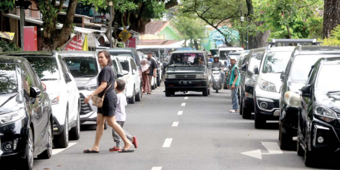 Deretan mobil terparkir di sisi kanan dan kiri Jalan Tumapel kemarin (12/5). Dewan meminta pemkot melakukan penertiban parkir di sana (DARMONO/RADAR MALANG).