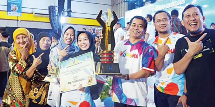 FULL SENYUM: Kepala Sekolah Budi Purwanto SPd MM (tiga dari kanan) berfoto dengan siswi SMKN 5 Malang Sasa Rossika Indah XII peraih Juara 1 bidang lomba Textile LKS Provinsi Jatim, April lalu.