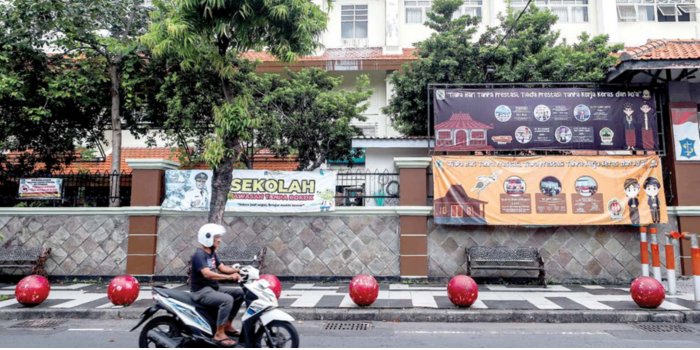 SEGERA DIMULAI: Pengendara melintas di depan SMPN 1 Surabaya kemarin. Mulai hari ini, siswa bisa mengambil pin untuk SPMB.