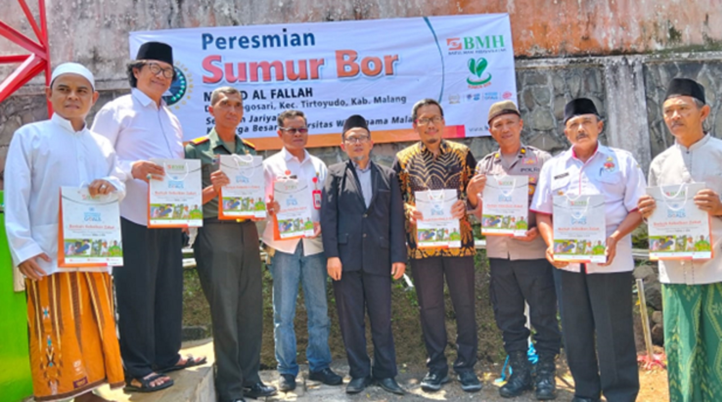 BERMANFAAT: Camat beserta Muspika Kecamatan Tirtoyudo didampingi Rektor Universitas Widyagama Malang saat peresmian sumur bor.