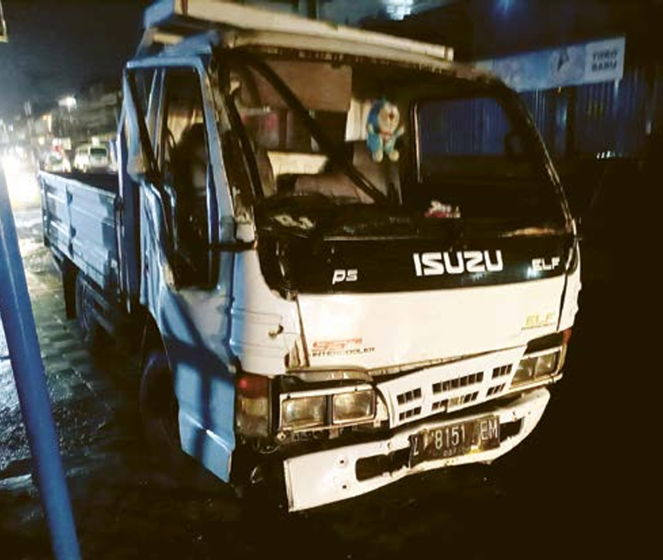 LAKA: Truk Isuzu Elf rusak setelah menabrak warung padang di Jalan Raya Sumberpucung pada Senin malam (12/5). (SATLANTAS POLRES MALANG)
