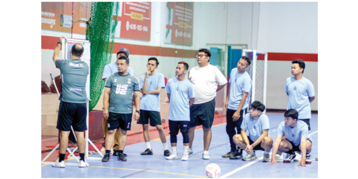 BERBAGI ILMU: Pelatih Unggul FC Joao Almeida (kiri) memberikan pemaparan kepada peserta kursus kepelatihan di Unggul Sports Center, 11 Mei lalu. (MO UNGGUL FC MALANG FOR RADAR MALANG)
