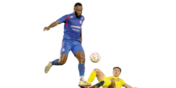 MENDAPAT PENOLAKAN: Charles Lokolingoy (kiri) berusaha melewati gelandang Persik Kediri Adi Eko dalam laga BRI Liga 1 pekan ke-32 di Stadion Kanjuruhan, Minggu lalu (11/5). (DARMONO/RADAR MALANG)