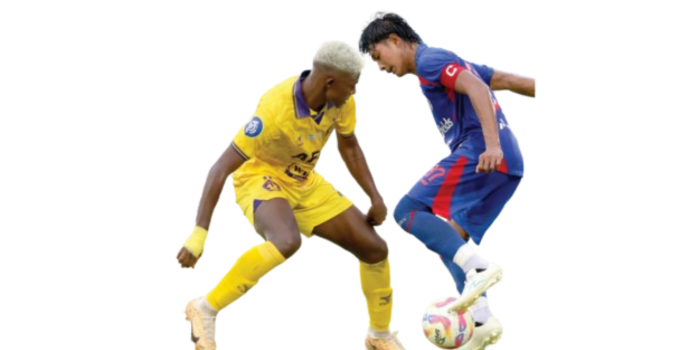 JADI PENONTON: Kapten Arema FC Johan Ahmat Farizi (kanan) berusaha melewati penyerang Persik Hugo Samir dalam laga BRI Liga 1 pekan ke-32 pada Minggu lalu (11/5). (DARMONO/RADAR MALANG)