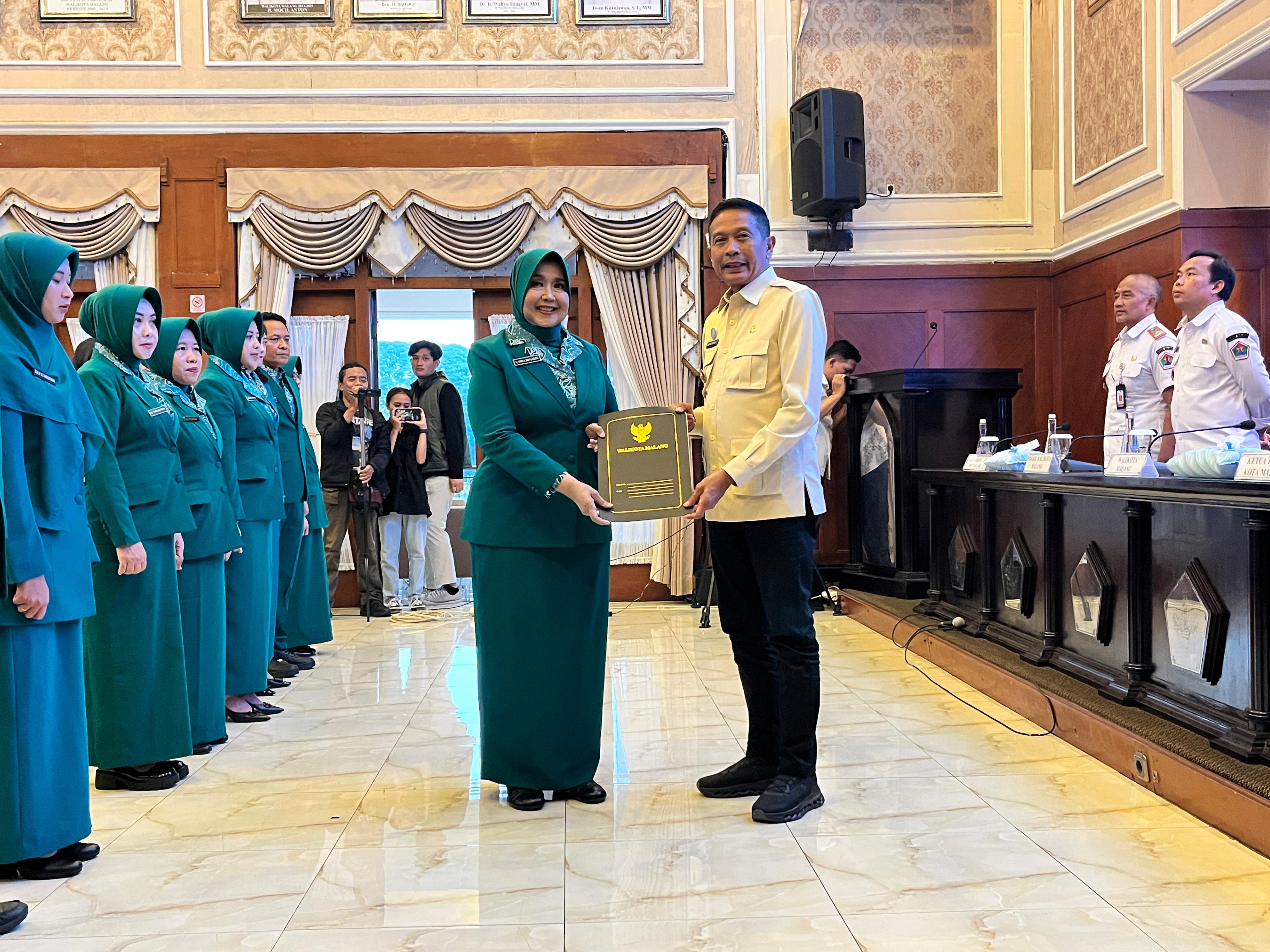 Ketua TP PKK Kota Malang Hanik Andriani Wahyu Hidayat (kiri) dan Wali Kota Wahyu Hidayat setelah pelantikan pada Rabu (14/5). (Nahdiatul Affandiah/Radar Malang)