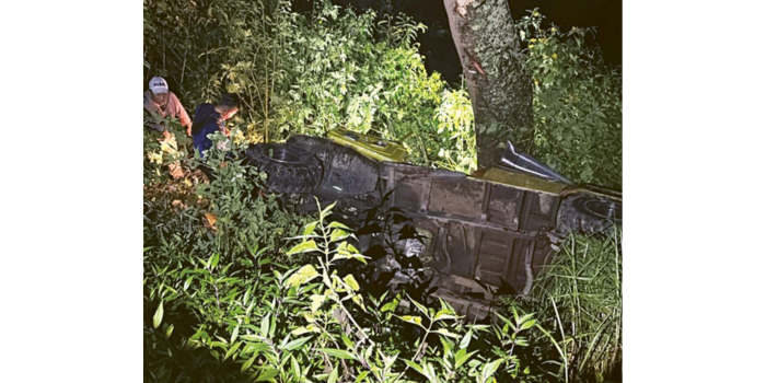 Mobil Toyota Land Cruiser pengangkut delapan wisatawan terperosok ke dalam jurang di Desa Gubugklakah, Kecamatan Poncokusumo, Kabupaten Malang, Selasa dini hari (13/5) (SATLANTAS POLRES MALANG).