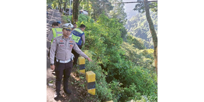 Polisi menunjukkan lokasi terperosoknya mobil pembawa wisatawan Gunung Bromo di Desa Gubugklakah kemarin pagi (jelas Samsul SATLANTAS POLRES MALANG FOR RADAR MALANG).