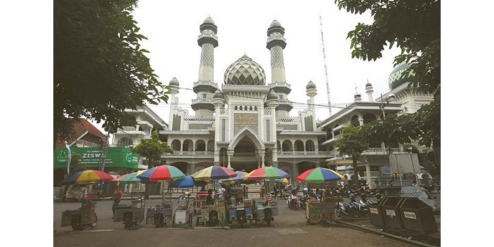 Sejumlah PKL berjualan di seberang Masjid Agung Jami&rsquo; Malang yang berbatasan langsung dengan Alun-Alun Merdeka kemarin (13/5) (DARMONO/RADAR MALANG).