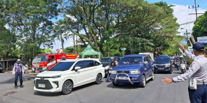 DIJAJAL SATU BULAN: Uji coba rekayasa lalu lintas di Jalan Kahuripan dimulai kemarin (14/5) pukul 09.00. Petugas gabungan diterjunkan untuk membantu pengendara.