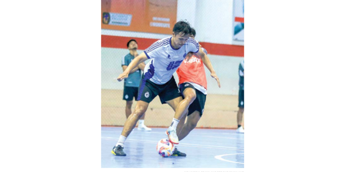 TIDAK TERGUSUR: Anton Cahyo (kiri) melindungi bola dalam sesi internal game di Unggul Sports Center, kemarin. (MO UNGGUL FC MALANG FOR RADAR MALANG)