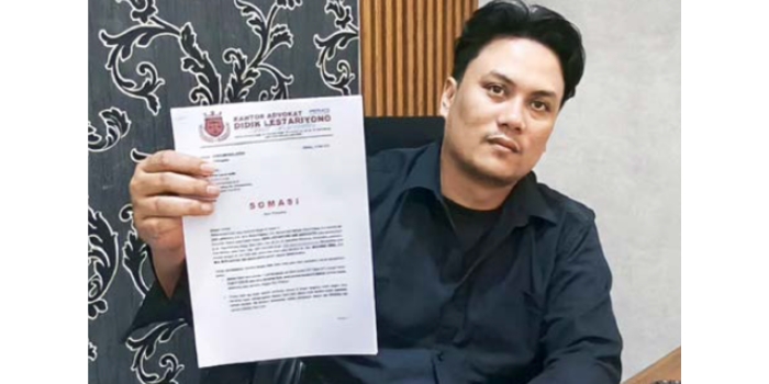 Didik Lestariyono menunjukkan surat somasi kedua yang akan dilayangkan oleh AP kepada pasangan yang membawa anaknya (DIDIK LESTARIYONO AND ASSOCIATES FOR RADAR MALANG).