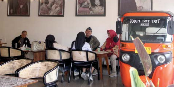 ATURANNYA DIREVISI: Sejumlah warga mengunjungi salah satu restoran di Kajoetangan Heritage, kemarin.