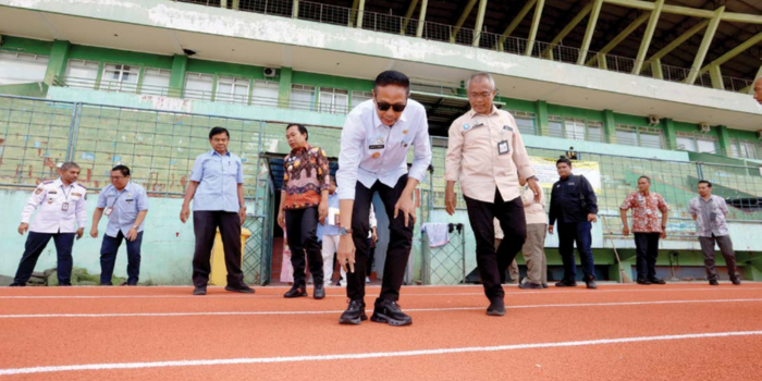 SEMATKAN TARGET: Rombongan Pemkot Malang yang dipimpin Wali Kota Malang Wahyu Hidayat (depan) mengecek lintasan atletik di Stadion Gajayana, kemarin (15/5).