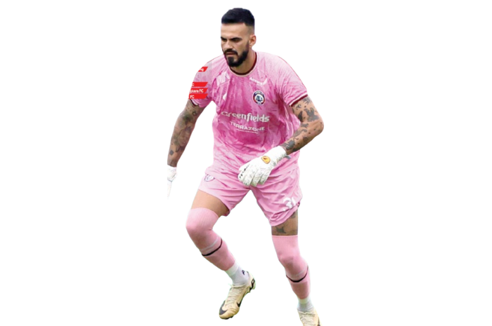 BAWA MISI KHUSUS: Lucas Frigeri berusaha melepaskan umpan jauh dalam laga BRI Liga 1 pekan ke-32 melawan Persik Kediri pada 11 Mei lalu. (DARMONO/RADAR MALANG)