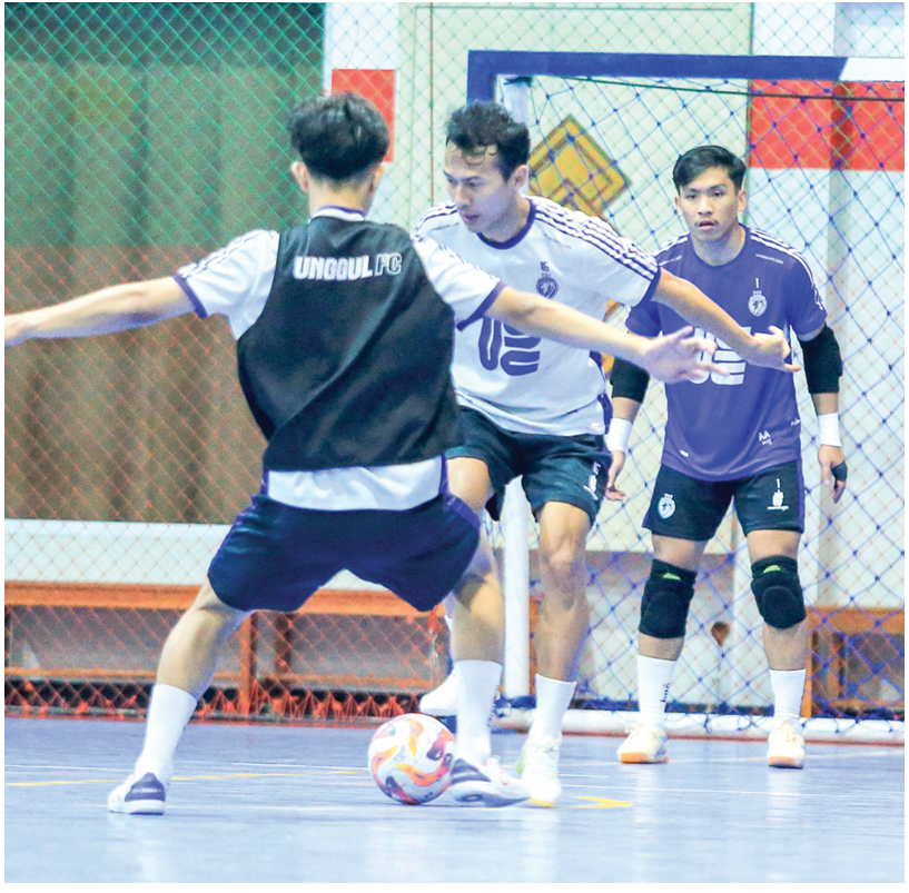 EVALUASI: Guntur Sulistyo (tengah) berusaha melewati rekannya dalam sesi internal game di Unggul Sports Center, kemarin. (MO UNGGUL FC MALANG FOR RADAR MALANG)