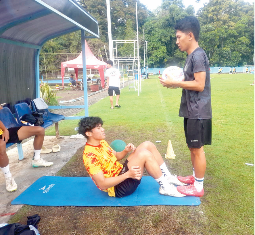 PERKEMBANGAN POSITIF: Daffa Fahis (kiri) menjalani pemulihan bersama Fisioterapis Arema FC Reta Arroyan di ARG Soccer Field, Lawang, Rabu lalu (14/5). (MUHAMMAD AFFAN FAUZAN/RADAR MALANG)