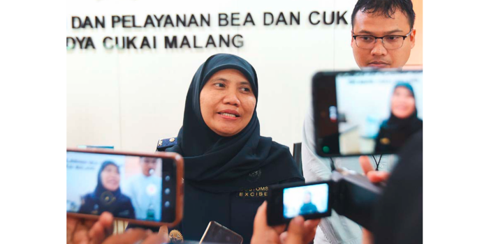 TUNGGU PUSAT: Kepala Seksi penyuluhan dan Layanan Informasi Bea Cukai Malang Dwi prasetyo Rini menjawab pertanyaan wartawan tentang penyidikan kasus rokok legal yang menimpa Wiebie Dwi Andriyas kemari