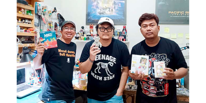 KREATIF: Rino Ardi Onirvora (tengah) bersama dua rekannya menunjukkan produk art toys di studionya di Jalan Bantaran Indah, Kelu rahan Tulusrejo, Lowokwaru, beberapa hari lalu.