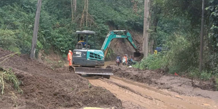 SIGAP: Petugas BPBD Kabupaten Malang menerjunkan alat berat untuk mengevakuasi material longsor di jalur Ngantang-Blitar (BPBD KABUPATEN MALANG FOR RADAR KANJURUHAN).